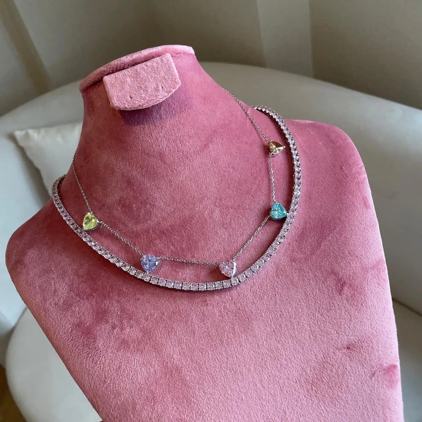 5 colliers ras-de-cou avec pendentif cœur en pierre de naissance colorée pastel pour femme